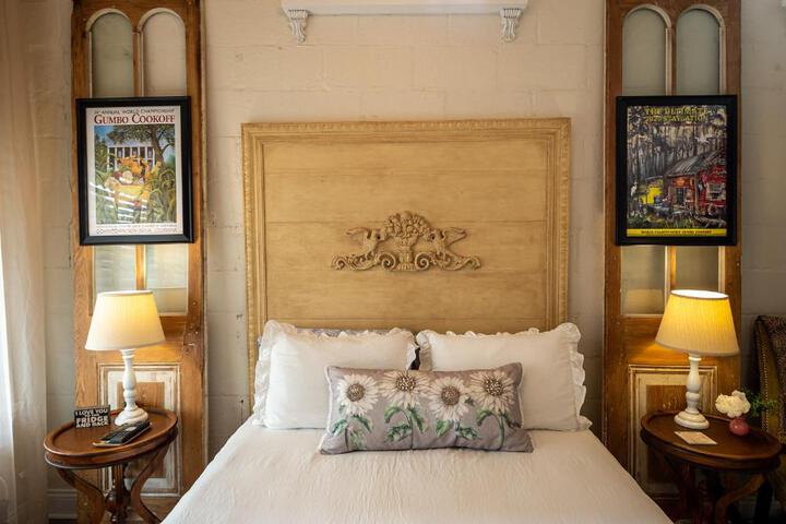 Chateau Royale Pet Friendly, on Bayou, Downtown!