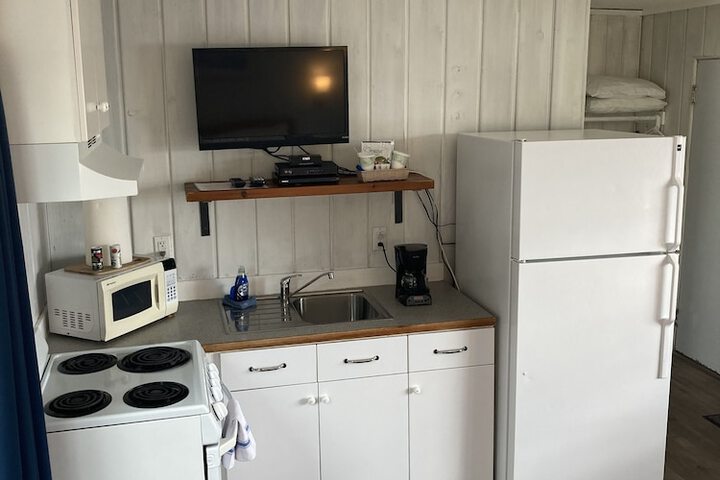 Tillicum Beach Motel (Deanes Oceanfront Lodge)