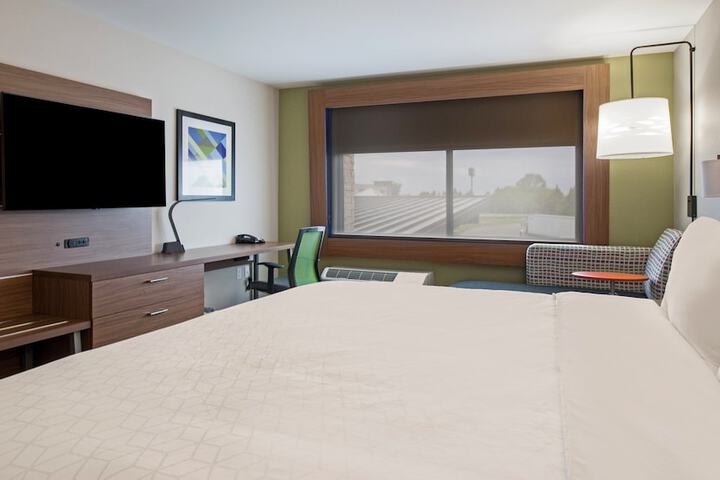 Holiday Inn Express & Suites Racine by IHG