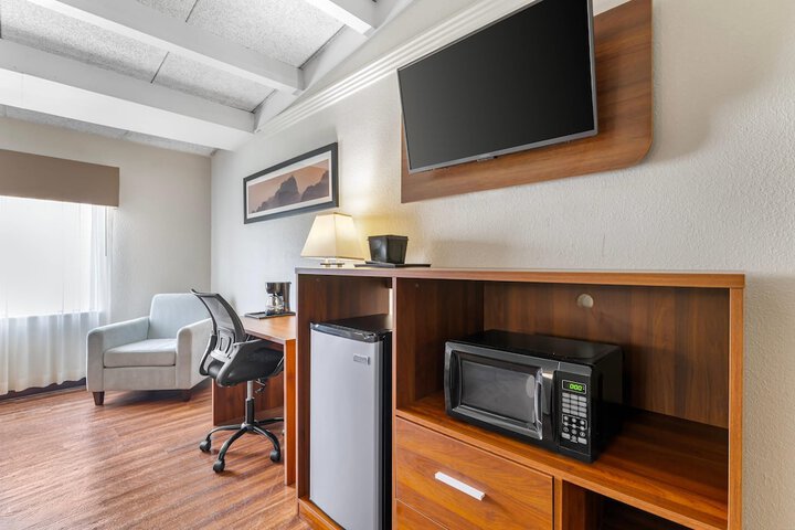 Quality Inn & Suites Kansas City - Independence I-70 East