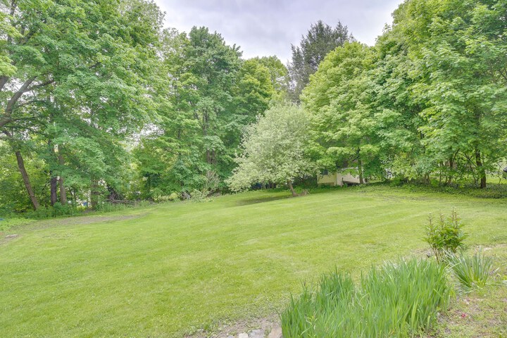 Walk to Downtown: Pet-friendly Millerton Home!