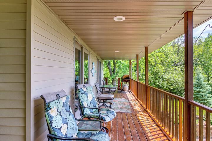 Private Lakefront Cabin w / Hot Tub Deck & Views