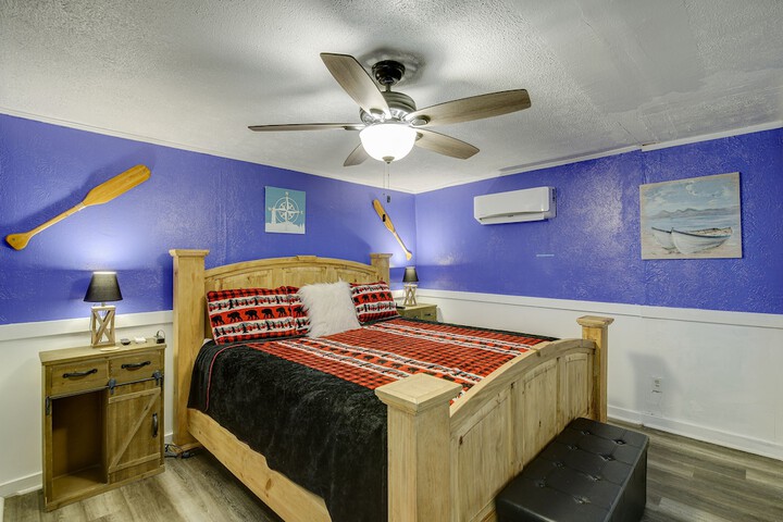 emerald Cove Chalet on Douglas Lake w / Hot Tub!