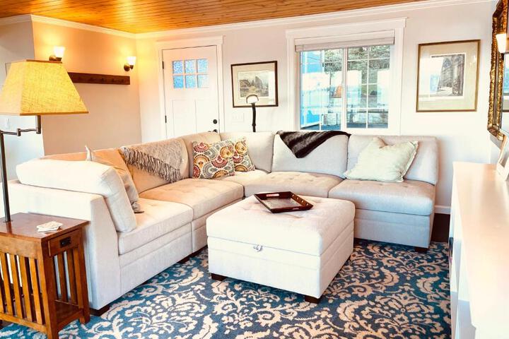 Puget Sound Chic Romantic Cottage with Private Beach Access & Gated Entry