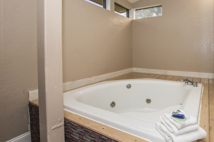 Hot Tub 41 of 48