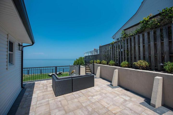 Coastal Retreat: Waterfront Deck, Awesome Views