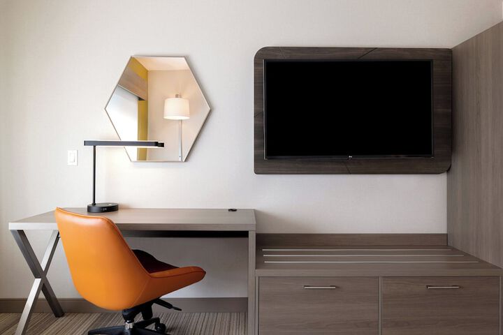 Holiday Inn Express & Suites Glendale Downtown by IHG