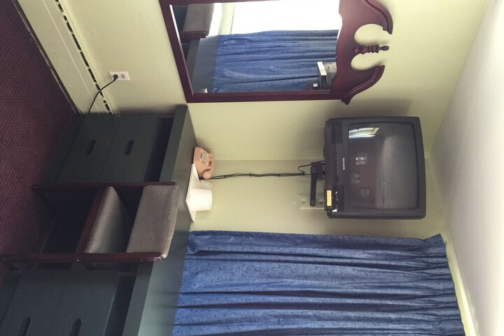 Room 10 of 16