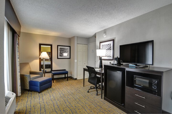 Room 9 of 18