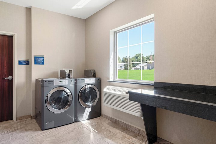 Cobblestone Hotel & Suites - Urbana