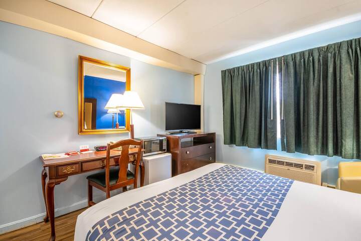 Econo Lodge Inn & Suites Windsor Locks Bradley Airport