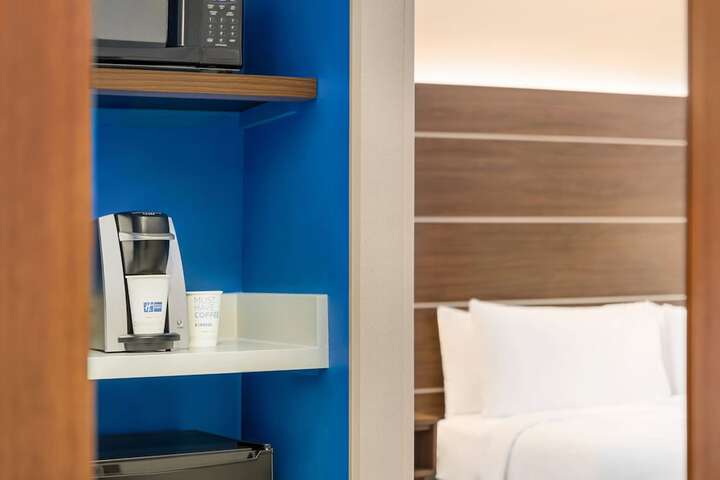 Holiday Inn Express & Suites Philadelphia - Mt. Laurel by IHG