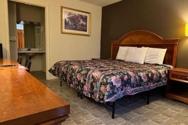 Room 5 of 16