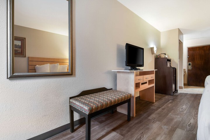 Room 9 of 32