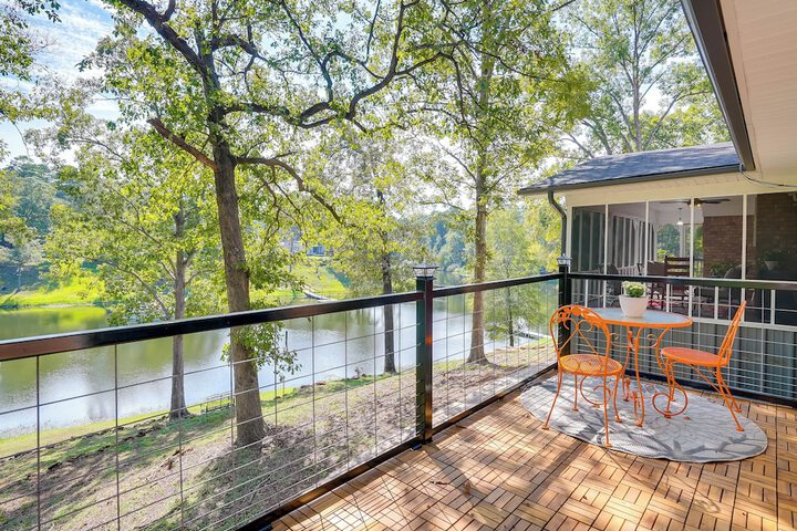 Lakefront Retreat in Jefferson w / Screened Porch!