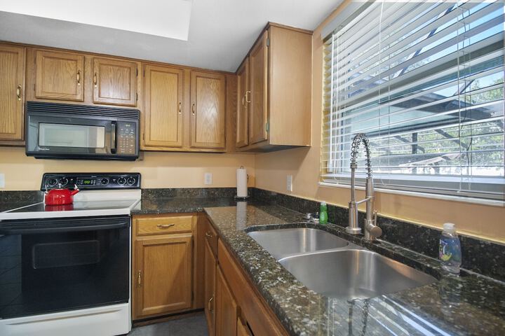 Tampa Bay- Large Pool home- Private Heated Pool!