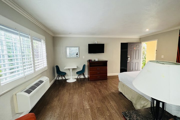 Room 37 of 62