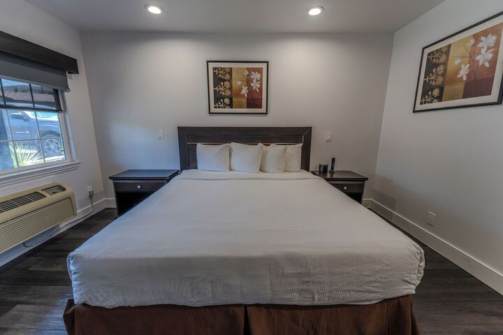 Room 10 of 16