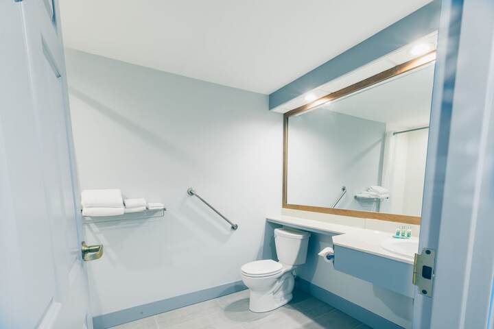 Loyalist Country Inn & Conference Centre