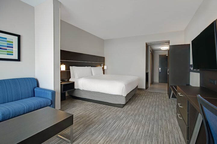 Holiday Inn Express & Suites Milwaukee - Brookfield by IHG