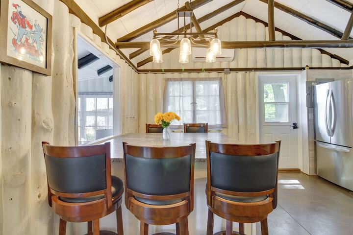 Lakefront Motley Cabin w / Private Deck + Dock!