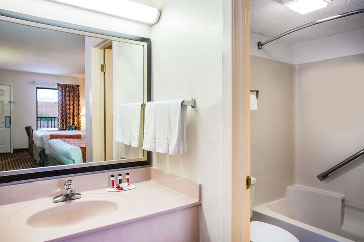 Room 6 of 15