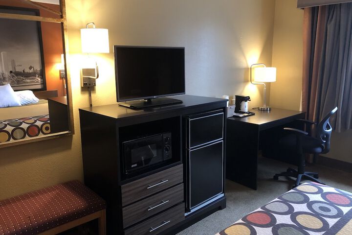 Super 8 by Wyndham Crystal Lake