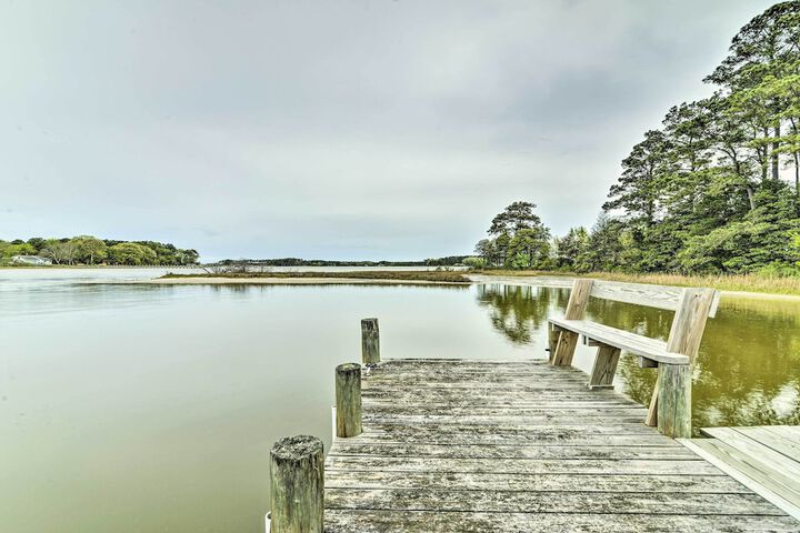 Bayfront Retreat w / Game Room + Outdoor Pool!