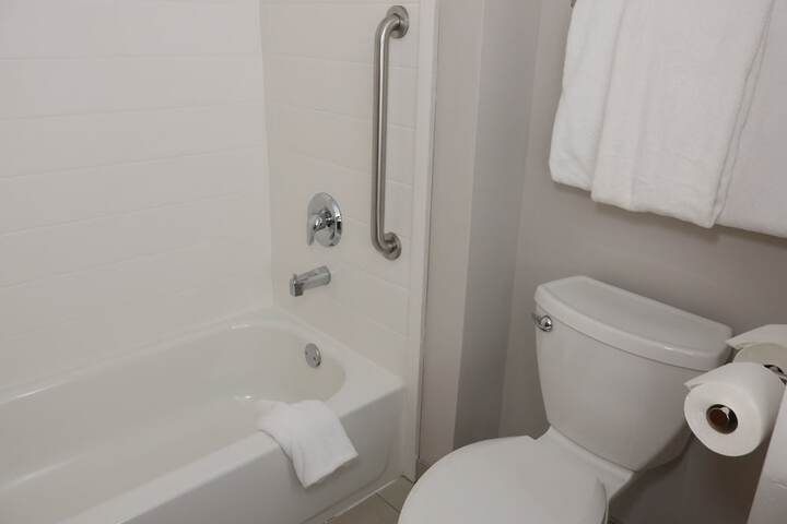 Holiday Inn Express & Suites Waukegan by IHG