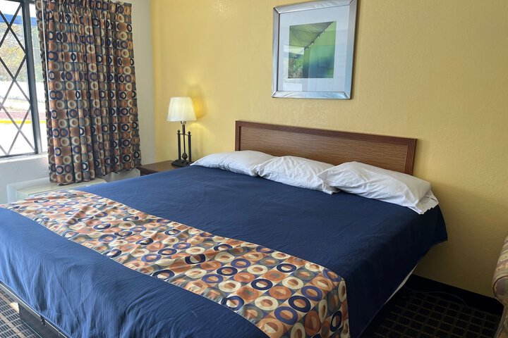 Room 6 of 8