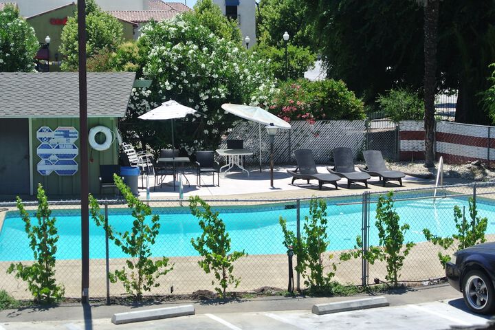 Vino Inn & Suites