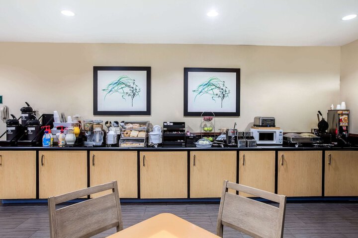 La Quinta Inn & Suites by Wyndham Pasadena