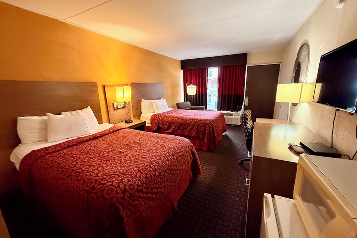 Days Inn by Wyndham Seymour