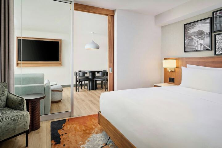 Ômage Hotel Montreal Laval, a Tribute Portfolio Hotel