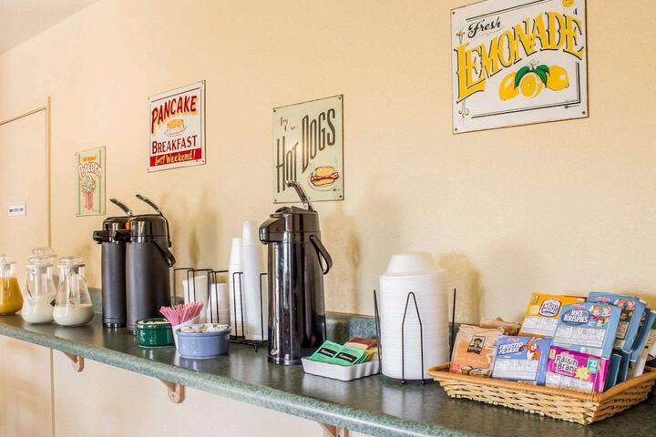 Breakfast/Coffee Service 25 of 28