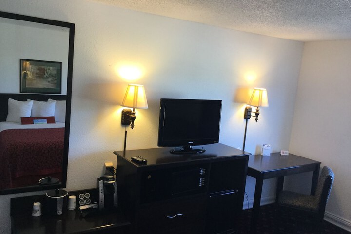 Room 28 of 35