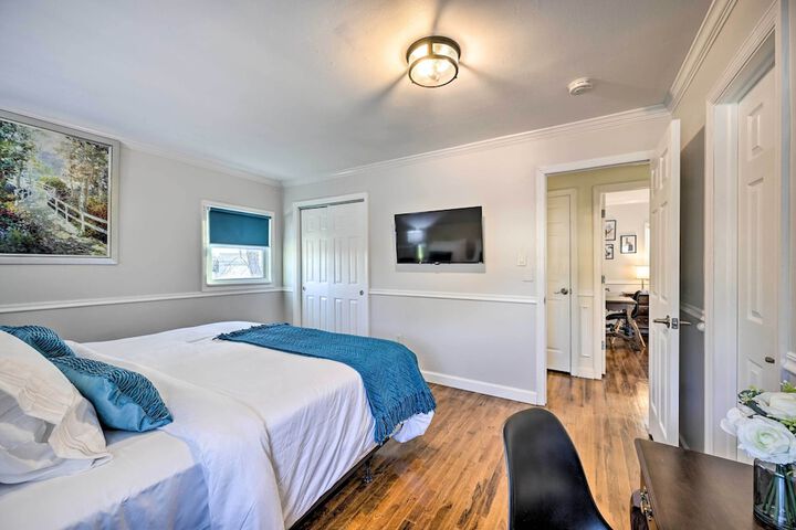 Bay Shore Vacation Rental w / Shared Yard!