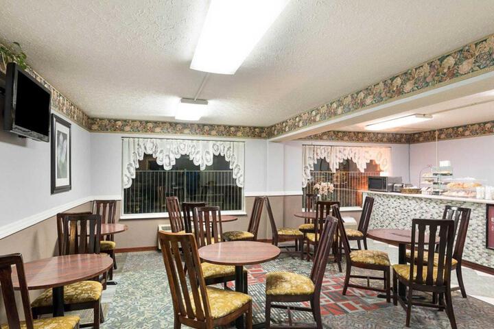 Econo Lodge Inn and Suites
