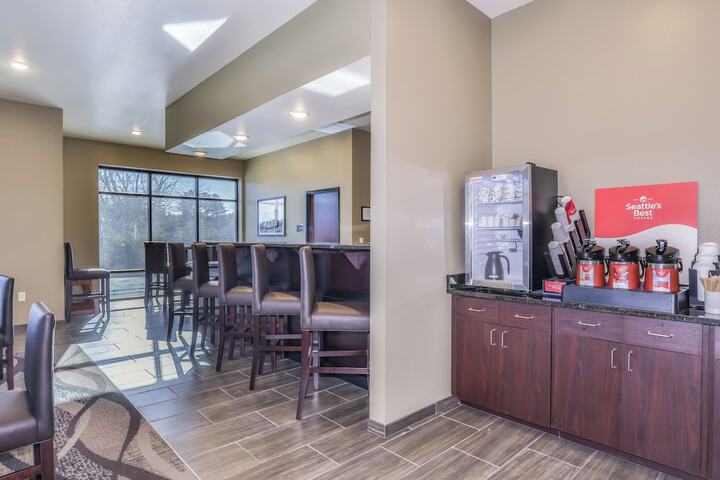 Cobblestone Hotel & Suites - Waukesha / West Milwaukee