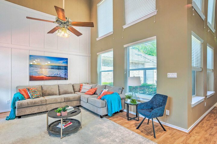 Beautiful Montgomery Home w / Lakefront Deck!