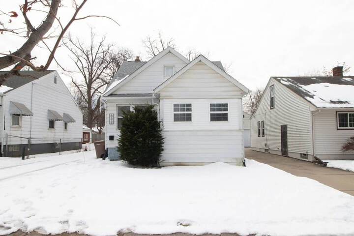 Automaniac Spot in the Heart of Pontiac 3 Beds 2 Baths