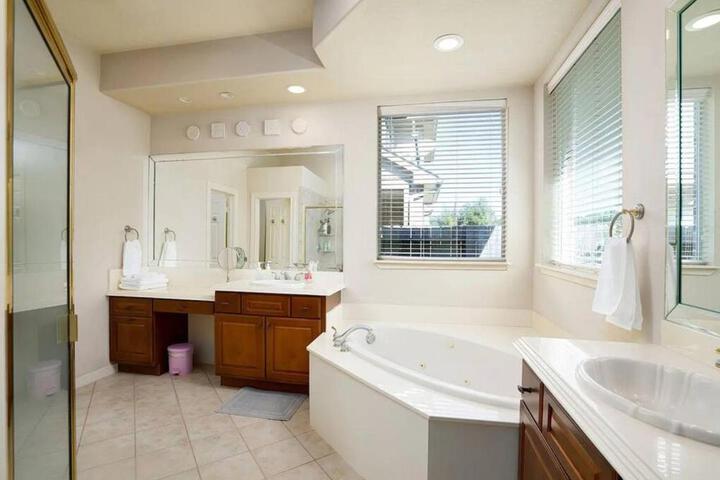 Bedroom with 3.5-Bathroom near Golf Course!