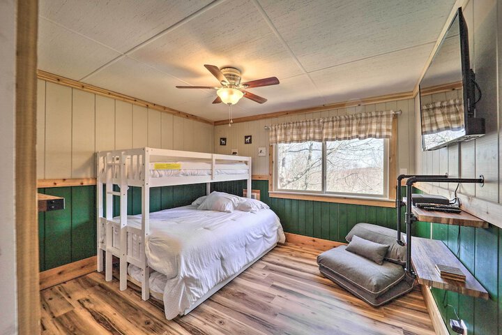 1 Mi to Skiing: Beech Mountain Condo w / Fireplace!