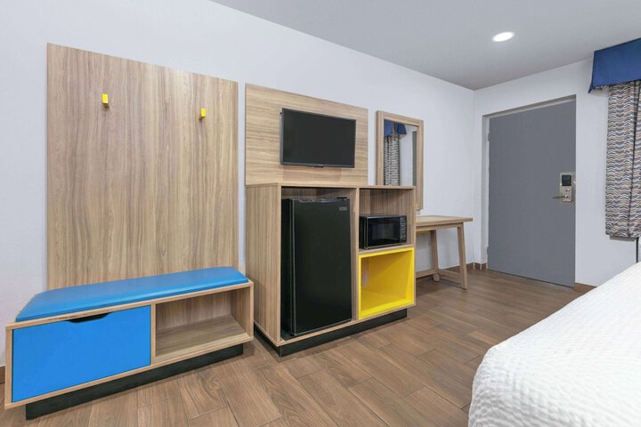 Room 12 of 25