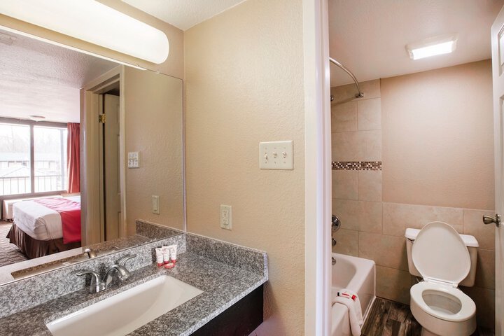 Room 25 of 40