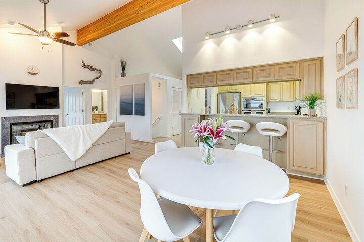Lovely Rockaway Beach Home w / Pacific Ocean Views!