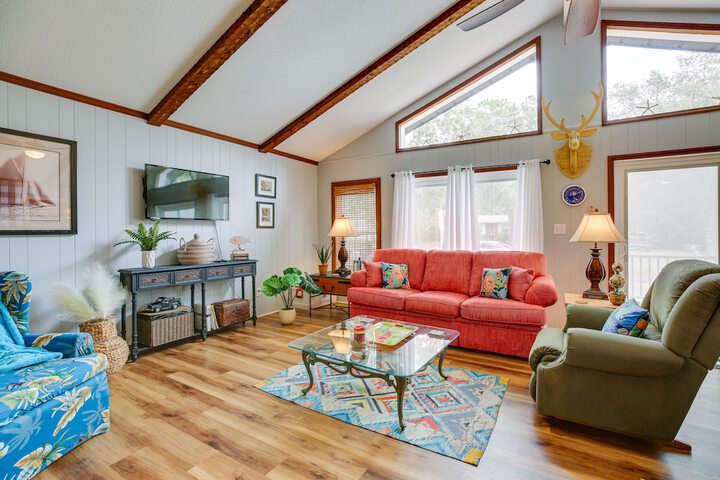 Oak Island Vacation Rental w / Decks Walk to Beach