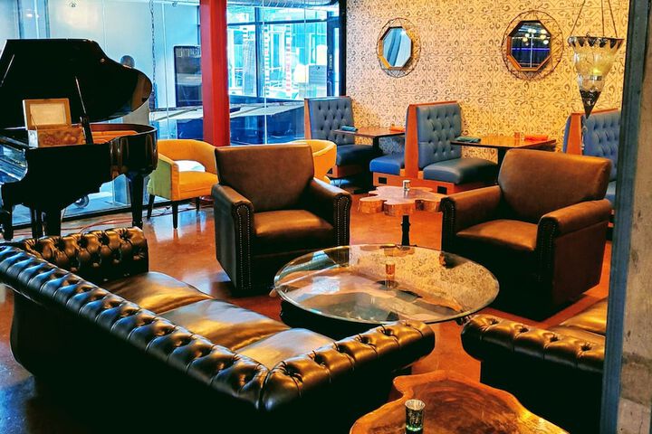 Lounge 43 of 52