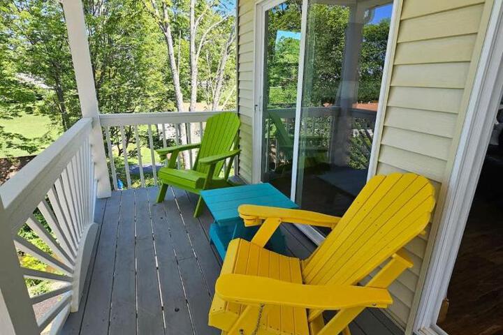 SeaSide Lake-Front Cottage