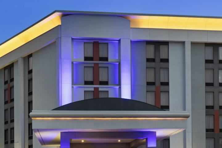 Holiday Inn Express & Suites Cincinnati Riverfront by IHG